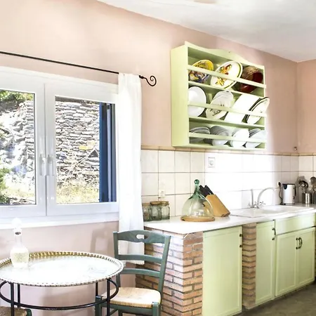 Hébergement de vacances Charming House In Kastanies With Fireplace And View